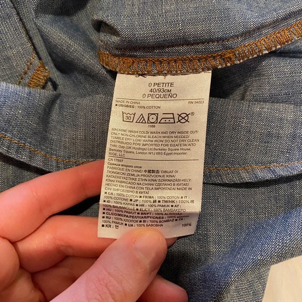Banana Republic cute blue denim skirt size 0 petite